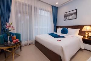 Postel nebo postele na pokoji v ubytování Hanoi Hanvet Hotel