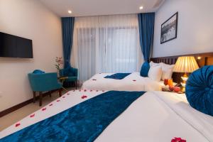 Postel nebo postele na pokoji v ubytování Hanoi Hanvet Hotel