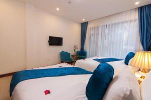 Postel nebo postele na pokoji v ubytování Hanoi Hanvet Hotel