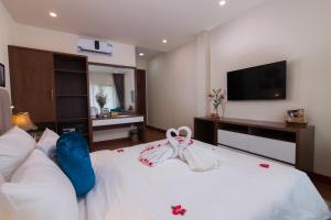 Postel nebo postele na pokoji v ubytování Hanoi Hanvet Hotel