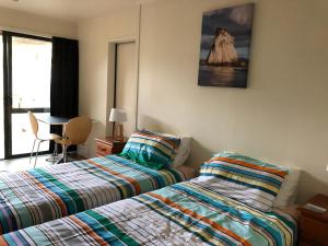 Uma cama ou camas num quarto em Hahei Retreat