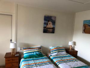سرير أو أسرّة في غرفة في Hahei Retreat