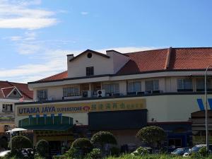 a building with a sign that reads uuna la juana supreme court at HOTEL AMBASSADOR 1 in Labuan