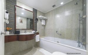 Galeriebild der Unterkunft Hotel Clarks Shiraz in Agra + 39 Fotos