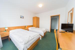 מיטה או מיטות בחדר ב-Hotel Arnost Garni