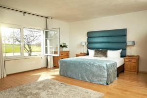 a bedroom with a bed and a window at Van der Valk Golfhotel Serrahn - Adult Only in Serrahn