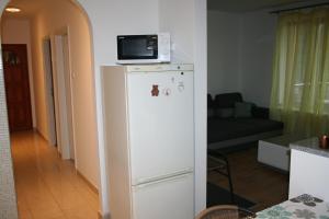 ミシュコルツ・タポルツァにあるTreasure Deluxe Houseのリビングルーム(冷蔵庫、電子レンジ付)