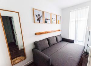 un salon avec un canapé et un miroir dans l'établissement Cool Loft Malvarrosa Beach, à Valence 25 autres photos