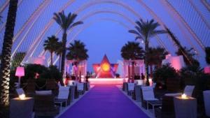une chambre avec des chaises blanches et un bâtiment avec des palmiers dans l'établissement Cool Loft Malvarrosa Beach, à Valence