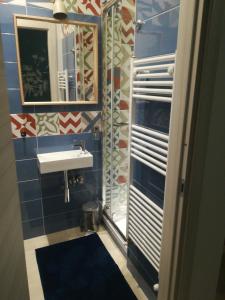 La salle de bains est pourvue d'un lavabo et d'un miroir. dans l'établissement Carta da zucchero, à Catane