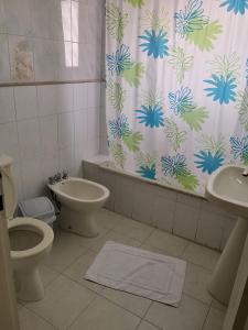 Ένα μπάνιο στο Holiday Suites Hotel & Beach Resort