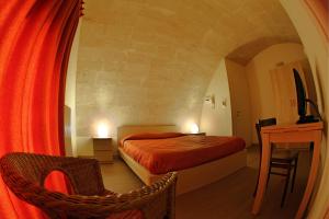 1 dormitorio con 1 cama, mesa y sillas en Casa Natalì, en Matera