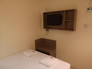 TV a/nebo společenská místnost v ubytování HOTEL AMBASSADOR 1