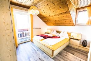 Postel nebo postele na pokoji v ubytování Hotel Gasthof zur Linde