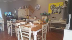 a dining room with a table and chairs at B&B La Chora Di Paestum in Paestum