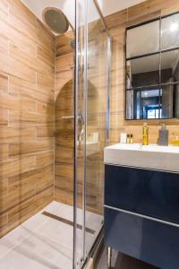a bathroom with a shower and a sink at CMG Hôpital Saint-Louis XIII in Paris