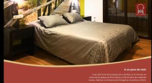 Cartel de una cama en una habitación en Hostal Boutique El Patio Lepe, en Lepe