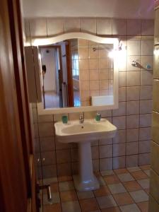 y baño con lavabo y espejo. en Radovoli, en Papigko