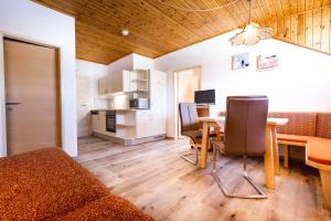 Kuchyň nebo kuchyňský kout v ubytování Hotel Gasthof zur Linde