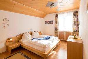 Postel nebo postele na pokoji v ubytování Hotel Gasthof zur Linde