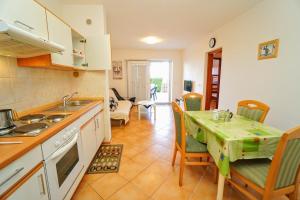 サヴドリアにあるBiljanaのテーブルと椅子のあるキッチンとダイニングルーム