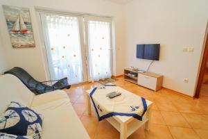 サヴドリアにあるBiljanaのソファとテーブルとテレビのあるリビングルーム