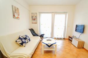 サヴドリアにあるBiljanaのソファとコーヒーテーブルのあるリビングルーム