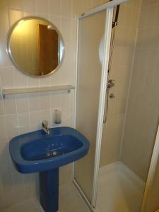 サヴドリアにあるStudio Apartment Carliのバスルーム(青いシンク、シャワー付)