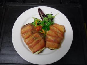 ホテルの敷地内または近くでの食事または食べ物