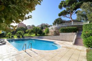 basen w ogrodzie z kamienną ścianą w obiekcie Villa Vita in Elviria w Marbelli