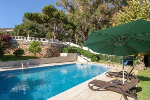 Bazén v ubytovaní Villa Vita in Elviria alebo v jeho blízkosti