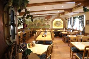 Um restaurante ou outro lugar para comer em Paulaner am Dom Hotel