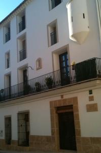 Casa Sastre Segui في Patró: عمارة سكنية مع شرفة وضوء عليها