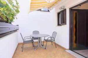 een tafel en stoelen op een patio bij Apartment Marina in Savudrija