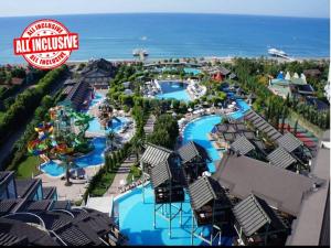 Bazén v ubytování Limak Lara Deluxe Hotel & Resort Antalya nebo v jeho okolí