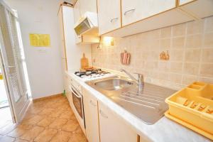 Kuchyňa alebo kuchynka v ubytovaní Apartment Cirila