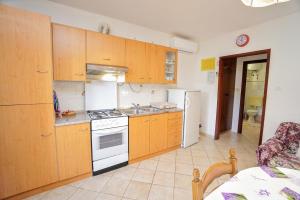 Kuchyňa alebo kuchynka v ubytovaní Apartment Cirila