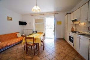Kuchyňa alebo kuchynka v ubytovaní Apartment Cirila