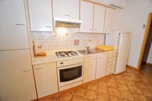 Kuchyňa alebo kuchynka v ubytovaní Apartment Cirila