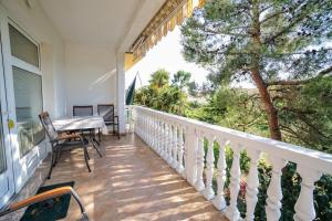 un balcón con mesa, sillas y un árbol en Apartment Cirila en Savudrija
