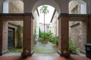 奥维多马纳斯公寓的一座空的庭院,在一座建筑里种着棕榈树