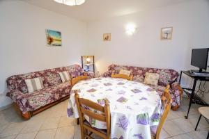 Televízia a/alebo spoločenská miestnosť v ubytovaní Apartment Cirila
