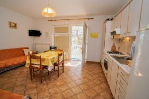 Kuchyňa alebo kuchynka v ubytovaní Apartment Cirila