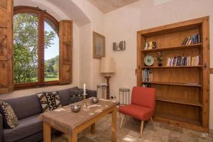 ein Wohnzimmer mit einem Sofa und einem Tisch in der Unterkunft Castrum di Serravalle in Vittorio Veneto