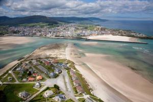 an aerial view of a beach and a city at Apartamento Playa de Altar in Barreiros