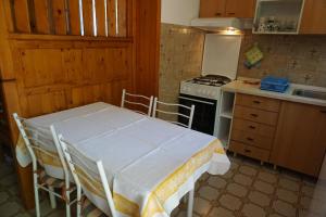 eine Küche mit einem Tisch und einem Herd Top-Backofen in der Unterkunft Apartment Vilma 2 in Bašanija