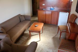 ein Wohnzimmer mit einem Sofa und einem Tisch in der Unterkunft Holiday Suites Hotel & Beach Resort in Jounieh