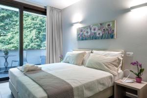 Schlafzimmer mit einem Bett und einem Fenster in der Unterkunft StraVagante Hostel & Rooms in Verona