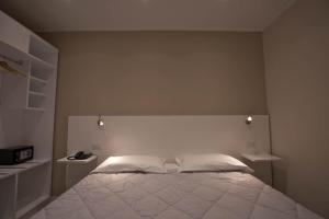 A bed or beds in a room at Onorati Hotel