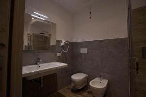 A bathroom at Onorati Hotel